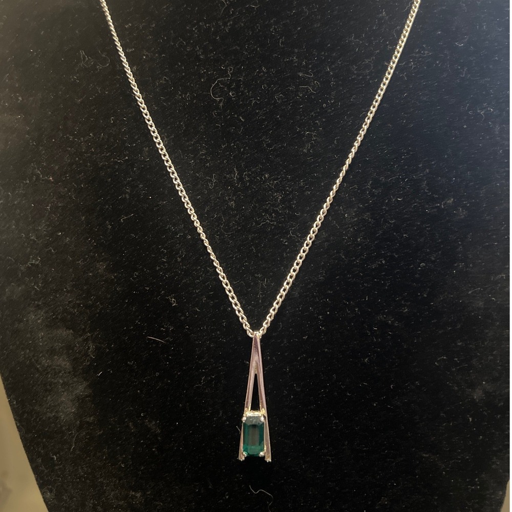 Vtg Avon Emerald Green Geometric Pendant Necklace Silver Tone 22 Inch Modernist